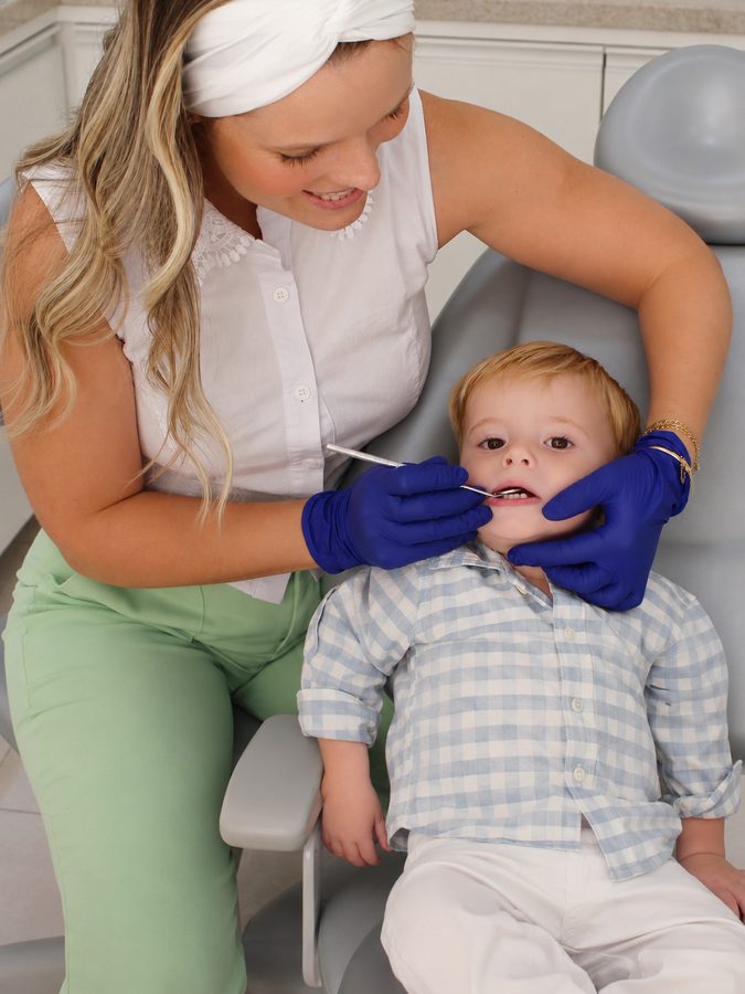 Dra. Denise Uecker atendendo paciente infantil